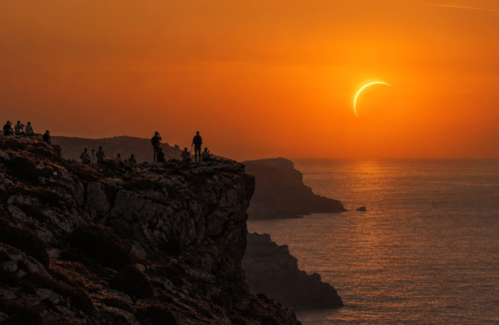 Eclipse Mallorca 2026 visto desde la costa durante la puesta de sol