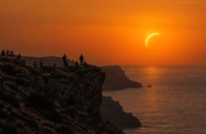 Eclipse Mallorca 2026 visto desde la costa durante la puesta de sol